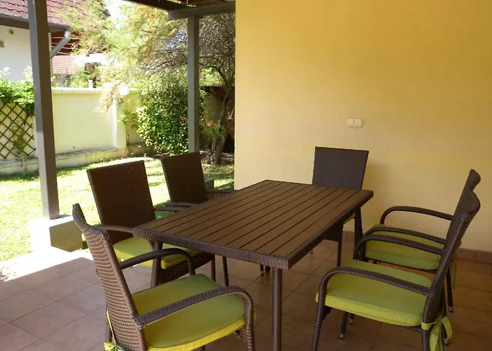 Apartment In 19093 *